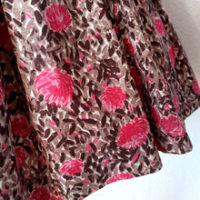 Laden Sie das Bild in den Galerie-Viewer, 1950s - Stunning Autumn Floral Cotton Dress - W28 (72cm)
