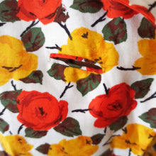 Laden Sie das Bild in den Galerie-Viewer, 1950s - Stunning Autumnal Roses Cotton Dress - W27 (68cm)
