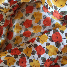 Laden Sie das Bild in den Galerie-Viewer, 1950s - Stunning Autumnal Roses Cotton Dress - W27 (68cm)
