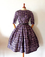 Laden Sie das Bild in den Galerie-Viewer, 1950s - Stunning Purple Abstract Satin Silk Dress - W27.5 (70cm)
