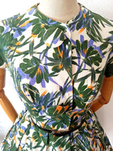Laden Sie das Bild in den Galerie-Viewer, 1950s - PARIS - Fabulous Massive Buttons Dress - W26 (66cm)
