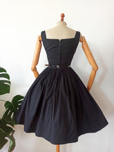 Laden Sie das Bild in den Galerie-Viewer, 1950s - Gorgeous Black Cotton Dress - W25 (64cm)
