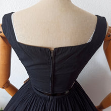 Laden Sie das Bild in den Galerie-Viewer, 1950s - Gorgeous Black Cotton Dress - W25 (64cm)
