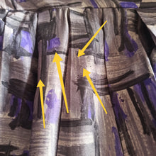Laden Sie das Bild in den Galerie-Viewer, 1950s - Stunning Purple Abstract Satin Silk Dress - W27.5 (70cm)
