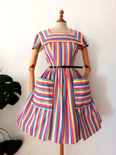 Laden Sie das Bild in den Galerie-Viewer, 1940s 1950s - Spectacular Rainbow Cotton Dress - W27 (68cm)
