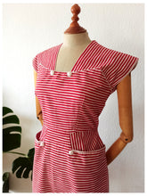 Laden Sie das Bild in den Galerie-Viewer, 1940s 1950s - Lovely Red Stripes Cotton Dress  - W27.5 (70cm)
