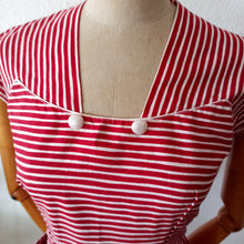 Laden Sie das Bild in den Galerie-Viewer, 1940s 1950s - Lovely Red Stripes Cotton Dress  - W27.5 (70cm)
