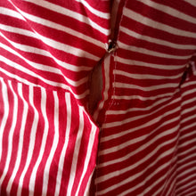 Carica l&#39;immagine nel visualizzatore di Gallery, 1940s 1950s - Lovely Red Stripes Cotton Dress  - W27.5 (70cm)
