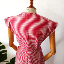 Laden Sie das Bild in den Galerie-Viewer, 1940s 1950s - Lovely Red Stripes Cotton Dress  - W27.5 (70cm)
