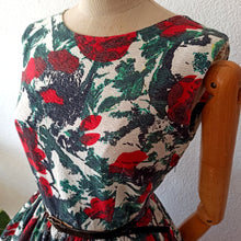 Laden Sie das Bild in den Galerie-Viewer, 1950s 1960s - Stunning Red Abstract Roses Dress - W28 (72cm)

