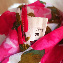 Cargar imagen en el visor de la galería, 1950s - Stunning &amp; Adorable Floral Cotton Dress - W26 (66cm)
