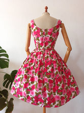 Cargar imagen en el visor de la galería, 1950s - Stunning &amp; Adorable Floral Cotton Dress - W26 (66cm)
