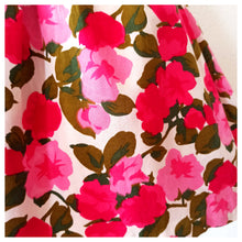 Cargar imagen en el visor de la galería, 1950s - Stunning &amp; Adorable Floral Cotton Dress - W26 (66cm)
