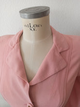 Laden Sie das Bild in den Galerie-Viewer, 1940s - PARIS - WWII Clover Emblem Buttons Pink Crepe Jacket - W27 (68cm)
