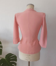 Laden Sie das Bild in den Galerie-Viewer, 1940s - PARIS - WWII Clover Emblem Buttons Pink Crepe Jacket - W27 (68cm)
