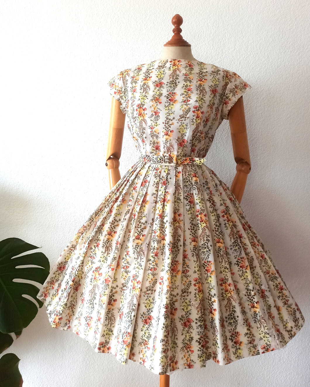 1950s - Marie Bonheur, Paris - Adorable Aumnal Floralprint Dress - W25 (64cm)