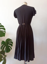 Cargar imagen en el visor de la galería, 1940s - Stunning Buckle Back Rayon Crepe Dress - W28 (72cm)
