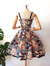 Laden Sie das Bild in den Galerie-Viewer, 1950s - Outstanding French Novelty Floral Dress - W24.5 (62cm)
