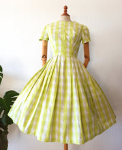 Laden Sie das Bild in den Galerie-Viewer, 1950s - Gorgeous Lime Plaid Cotton Dress - W27 (68cm)
