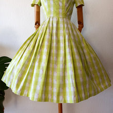 Laden Sie das Bild in den Galerie-Viewer, 1950s - Gorgeous Lime Plaid Cotton Dress - W27 (68cm)
