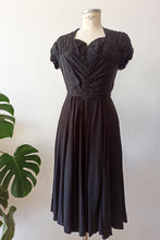 Carica l&#39;immagine nel visualizzatore di Gallery, 1940s - Stunning Buckle Back Rayon Crepe Dress - W28 (72cm)
