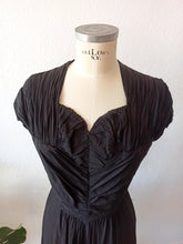 Laden Sie das Bild in den Galerie-Viewer, 1940s - Stunning Buckle Back Rayon Crepe Dress - W28 (72cm)
