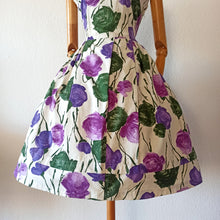 Charger l&#39;image dans la galerie, 1950s - Stunning Purple Roses Cotton Dress - W26 (66cm)
