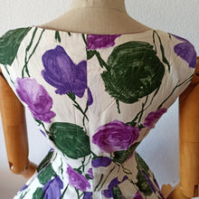 Charger l&#39;image dans la galerie, 1950s - Stunning Purple Roses Cotton Dress - W26 (66cm)
