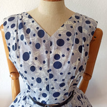 Laden Sie das Bild in den Galerie-Viewer, 1950s - Stunning Abstract Dots Dress - W29 (74cm)
