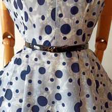Laden Sie das Bild in den Galerie-Viewer, 1950s - Stunning Abstract Dots Dress - W29 (74cm)
