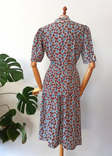 Laden Sie das Bild in den Galerie-Viewer, 1940s - Exquisite Peplum Ceramic Buttons Rayon Dress - W28.5 (72cm)

