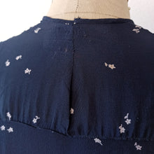 Laden Sie das Bild in den Galerie-Viewer, 1930s - Delicious Navy Blue Silk Crepe Dress - W28 (70cm)
