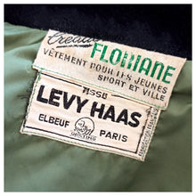 Laden Sie das Bild in den Galerie-Viewer, 1960s - FLORIANE/LEVI HASS, Paris - Elegant Tartan Wool Cape
