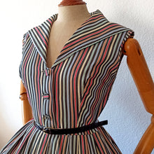 Laden Sie das Bild in den Galerie-Viewer, 1950s - Adorable Rainbow Stripes Cotton Dress - W31 (78cm)
