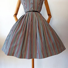 Laden Sie das Bild in den Galerie-Viewer, 1950s - Adorable Rainbow Stripes Cotton Dress - W31 (78cm)
