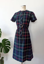 Laden Sie das Bild in den Galerie-Viewer, 1960s - Elegant Tartan Wool Belted Dress - W33 (84cm)
