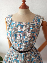 Carica l&#39;immagine nel visualizzatore di Gallery, 1950s - Beautiful Novelty Print Cotton Dress - W31 (78cm)
