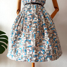 Laden Sie das Bild in den Galerie-Viewer, 1950s - Beautiful Novelty Print Cotton Dress - W31 (78cm)
