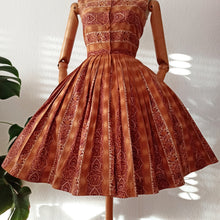 Laden Sie das Bild in den Galerie-Viewer, 1950s 1960s - Gorgeous Autumnal Floral Print Cotton Dress - W25 (64cm)
