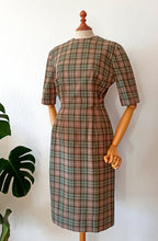 Laden Sie das Bild in den Galerie-Viewer, 1950s 1960s - Gorgeous Tartan Wool Pencil Dress - W26 (66cm)
