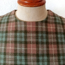 Laden Sie das Bild in den Galerie-Viewer, 1950s 1960s - Gorgeous Tartan Wool Pencil Dress - W26 (66cm)
