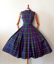 Laden Sie das Bild in den Galerie-Viewer, 1950s - Saks Fifth Avenue, USA - Unworn Tartan Cotton Dress - W30 (76cm)
