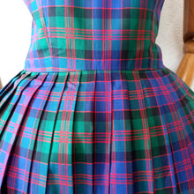 Laden Sie das Bild in den Galerie-Viewer, 1950s - Saks Fifth Avenue, USA - Unworn Tartan Cotton Dress - W30 (76cm)
