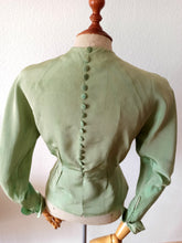 Laden Sie das Bild in den Galerie-Viewer, 1940s - Mabel, Paris - Exquisite Apple Green Soft Taffeta Blouse - W31 (80cm)
