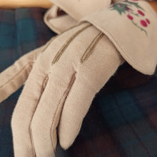 Carica l&#39;immagine nel visualizzatore di Gallery, 1930s 1940s - Unworn Mistletoe Felt Gloves
