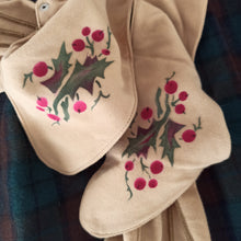 Cargar imagen en el visor de la galería, 1930s 1940s - Unworn Mistletoe Felt Gloves
