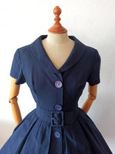 Cargar imagen en el visor de la galería, 1950s - Lovely Navy Blue Belted Dress - W26 (66cm)
