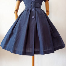 Cargar imagen en el visor de la galería, 1950s - Lovely Navy Blue Belted Dress - W26 (66cm)
