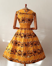 Laden Sie das Bild in den Galerie-Viewer, 1950s - ASTOR, France - Spectacular Roses Floral Print Dress - W28.5 (72cm)
