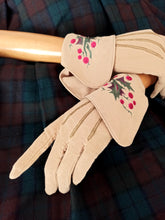 Laden Sie das Bild in den Galerie-Viewer, 1930s 1940s - Unworn Mistletoe Felt Gloves
